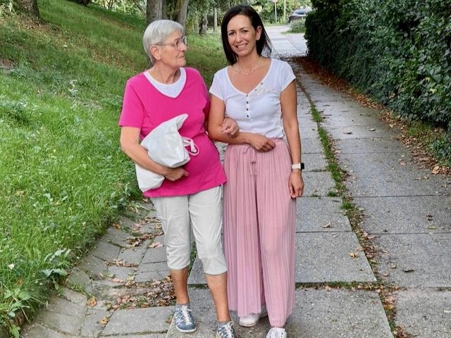 Alltagshilfe mit Herz - Demenzbegleitung/ gemeinsamer Spaziergang Alltagshilfe mit Herz - eine Mitarbeiterin führt mit einer Dame einen gemeinsamen Spaziergang durch