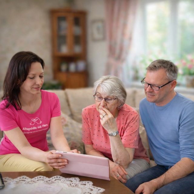 Alltagshilfe mit Herz - Pflege organisieren Alltagshilfe mit Herz - eine Mitarbeiterin führt ein Gespräch zur Pflegeorganisation
